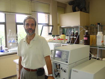 Javier Martín, junto a un cromatógrafo de líquidos.