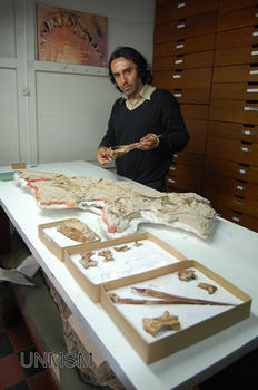 Biólogo Rodolfo Salas-Gismondi muestra la osamenta del pingüino.