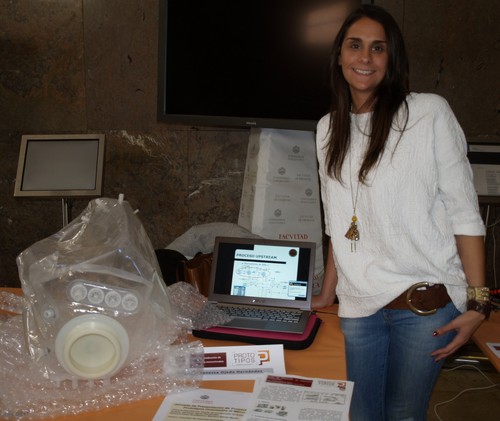 Vanessa Ojeda muestra el modelo de biofermentador.