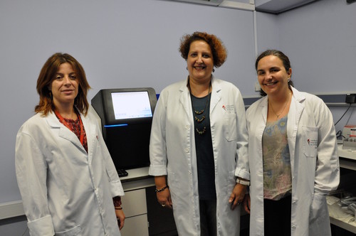 Nuria Jiménez-Hernández, Mª José Gosalbes y Mª Pilar Francino, junto al secuenciador donde se han analizado las muestras del estudio. Foto: CIBER.