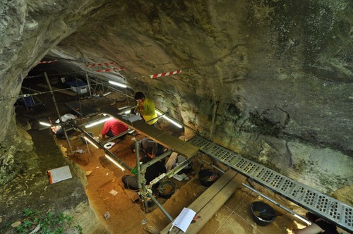 Excavación en Cova Eirós durante la campanya de 2016 - IPHES/USC.