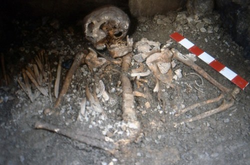  Restos de la madre sepultada con el bebé a su lado. / Principado de Andorra.