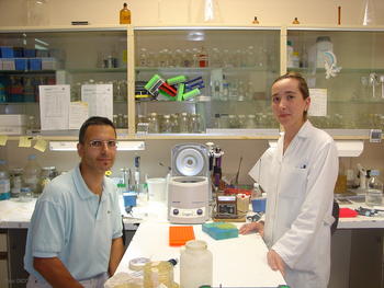 Luis Mariano Mateos Delgado, profesor de Microbiología de la Universidad de León, junto a Almudena Fernández, una de sus colaboradoras en el proyecto de bioacumuladores de arsénico.