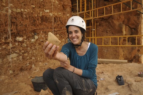 Elena Lacasa con la pieza de industria lítica de más de 800.000 años hallada en el nivel TD4 de Gran Dolina (FOTO: Jordi Mestre).