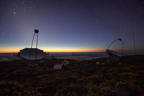 Telescopios MAGIC, en el Observatorio del Roque de los Muchachos (La Palma), al anochecer. Foto: Daniel López / IAC.