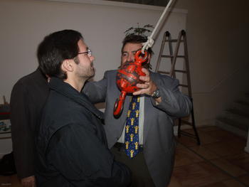 Miguel Cabrerizos realiza un experimento en la Semana de la Ciencia 2008
