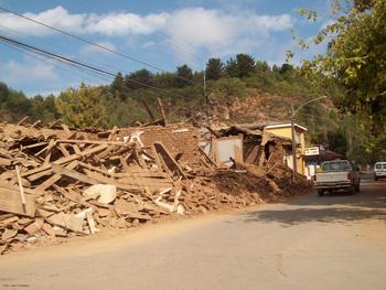 Vista de una vivienda destruida en Cobquecura (Chile) durante el terremoto del 27 de febrero de 2010.