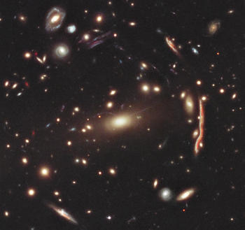 Cúmulo de galaxias MACS1206 tomada por la colaboración CLASH en la que se aprecia el efecto de lente gravitatoria. Imagen: CSIC.
