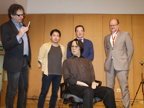 Los organizadores del congreso, junto al robot humanoide japonés.