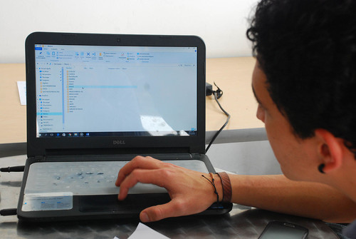 Un joven utiliza el ordenador. FOTO: UN