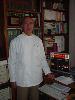 El profesor Juan Antonio González González, en su despacho