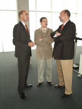 De izquierda a derecha, José Luis Bravo, del Grupo UCB, Juan Juanes Méndez, creador del visor del Parkinson y Miguel Merchán, director del Incyl
