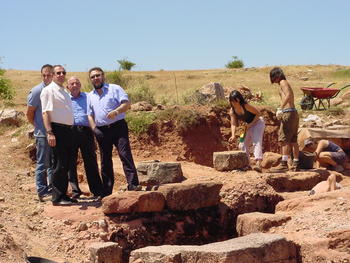 Representantes políticos de Soria visitan los trabajos de excavaciones en Tiermes (Soria).