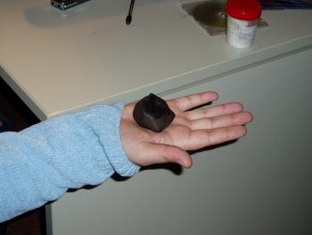 El fragmento del meteorito tiene un tamaño similar a un huevo de paloma