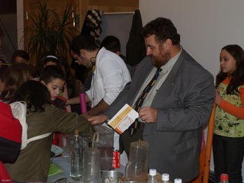 MIguel Cabrerizos muestra experimentos a un grupo de niños en la Semana de la Ciencia 2008.