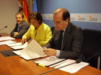Tomás Villanueva, consejero de Economía y Empleo, y María Jesús Blasco, directora de GLP España de Repsol, suscriben el acuerdo de colaboración.