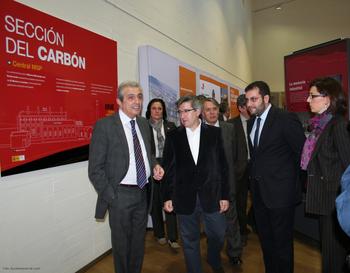 El director general de la Fundación Ciudad de la Energía (Ciuden), José Ángel Azuara (i) y el alcalde de León, Francisco Fernández (centro), durante la inauguración de la exposición del Museo Nacional de la Energía en León.