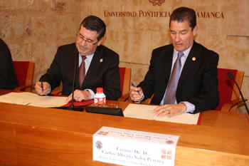 Ángel Galindo, a la izquierda, y Carlos Alberto Voloj firman el convenio.