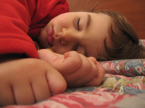  Para garantizar el descanso de niños y evitar trastornos del sueño, especialistas recomiendan asignarles un horario regular para ir a la cama y para alimentarse. FOTO: UNAM.