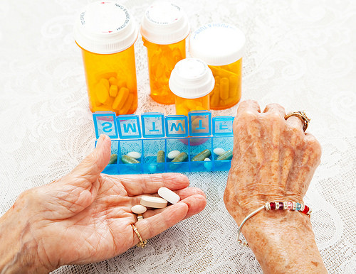 Una persona mayor toma su medicación.