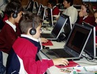 Escolares trabajando en el ordenador.