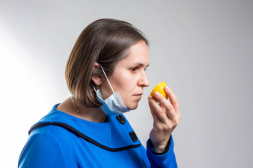 La anosmia -pérdida de olfato- es uno de los primeros síntomas que se describieron de la COVID-19