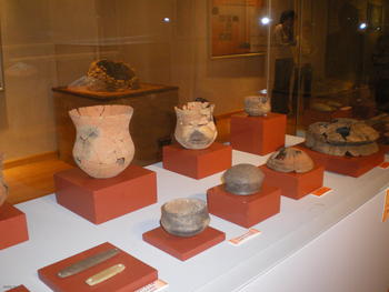 Algunas de las piezas originales de cerámica que se exponen en la muestra.