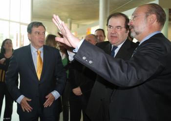 El director del Incyl (derecha) muestra a Herrera las instalaciones en presencia del consejero Juan José Mateos.