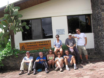 Equipo de investigadores en las Islas Galápagos.
