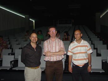 En el centro, José Antonio Esteban, investigador del CBMSO, junto a Manuel Malmierca (izquierda) y Juan Carlos Arévalo (derecha), investigadores del Incyl.