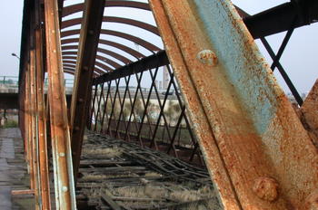 Puente cuya estructura metálica se encuentra muy deteriorada. Foto: ITE.