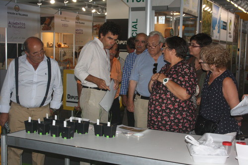 Íñigo Zabalgogeazcoa muestra a los visitantes su investigación sobre hongos. 