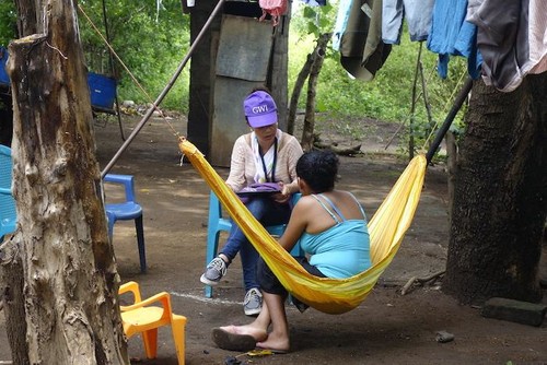 Una investigadora realiza una entrevista a una mujer en León (Nicaragua). Foto: Mary Ellsberg/GW.