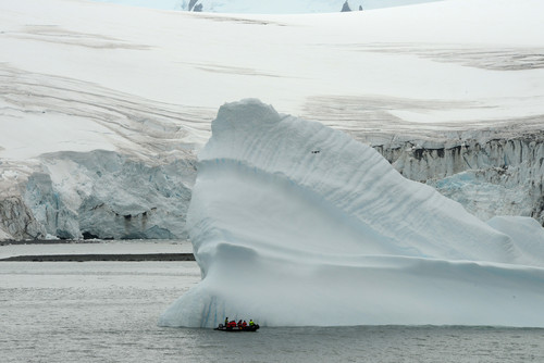 Muestreo de un iceberg cerca de la base Juan Carlos I./José Abel Flores.