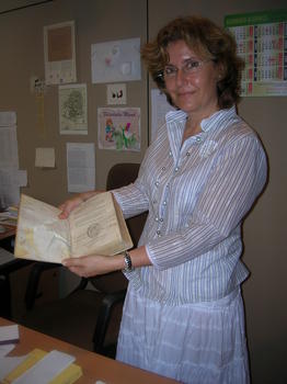 Margarita Becedas sujeta uno de los dos ejemplares pertenecientes a Quevedo que se conservan en la Biblioteca General.