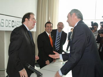 El vicerrector de Investigación de la Universidad de Salamanca charla con Herrera en presencia de Alonso y Merchán.