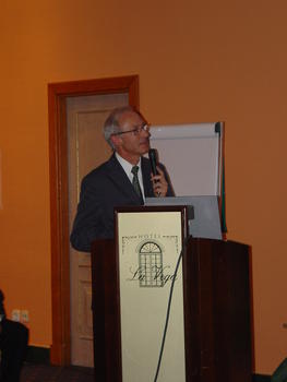 Franz Grehn durante su conferencia sobre trabeculectomía