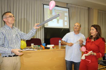 De izquierda a derecha, Alejandro del Mazo, Santiago Velasco y María Jesús Santos, autores del libro Experimenta, realizan un experimento de demostración.