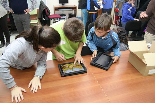 Niños con tabletas digitales. Foto: CITA.