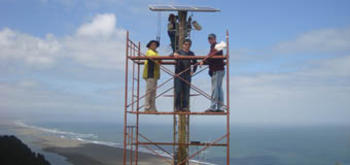 Parte del equipo instalado por los investigadores consta de una antena y una cámara ubicadas en la parte más alta de la zona llamada La Pesca, cerca de Iloca (FOTO: UC).