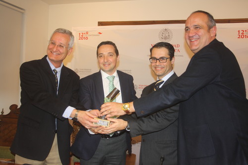 De izquierda a derecha, Santos, Corchado, Ferrando y Rodríguez, con el premio.