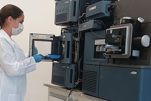 Una técnica de laboratorio opera el aparato que registra las proteínas del plasma sanguíneo/Marília Buzalaf/USP
