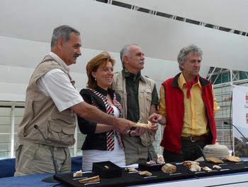 La consejera de Cultura junto a los tres codirectores de las excavaciones de Atapuerca.