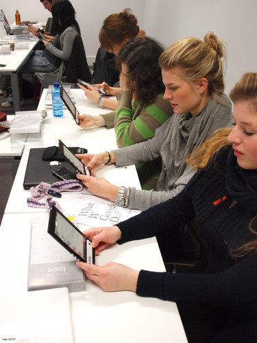 Estudiantes universitarios utilizan el libro electrónico.