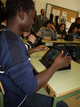 Un alumno de cuarto de la ESO del centro de educación obligatoria de Macotera (Salamanca), con una tableta digital en su aula.