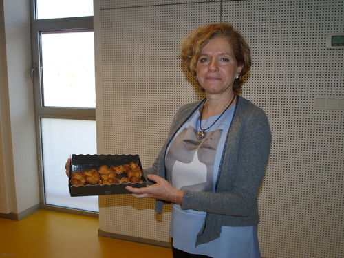Pilar Barceló muestra dulces elaborados con harina de Tritordeum.