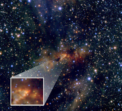 Imagen en el infrarrojo cercano de G345.4938+01.4677 obtenida por el proyecto VVV con el telescopio VISTA en el observatorio de Cerro Paranal. FOTO: OBSERVATORIO ALMA.