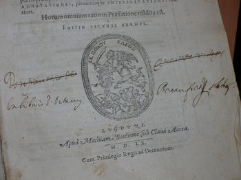 Primer plano del exlibris tachado de Francisco de Quevedo conservado en Salamanca