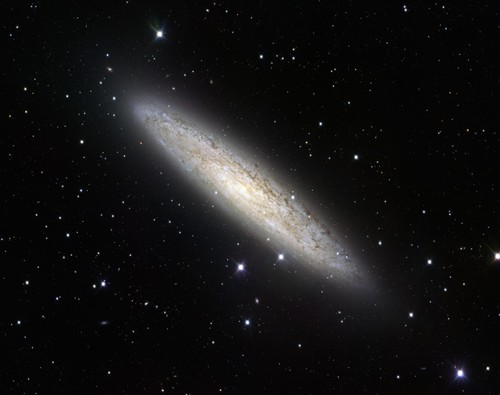 Imagen de campo amplio de NGC 253 tomada por el VLT Survey Telescope. Crédito: ESO/INAF-VST.