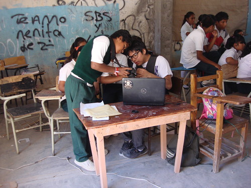 Jóvenes de educación secundaria con cámaras y ordenadores en la ciudad de Tlapa de Comonfort (Guerrero, México). Foto: Luz Lazos.